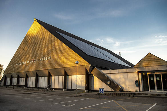 Frederikssund-Hallen i aftensol. Foto: Kenneth Jensen, Frederikssund Kommune.