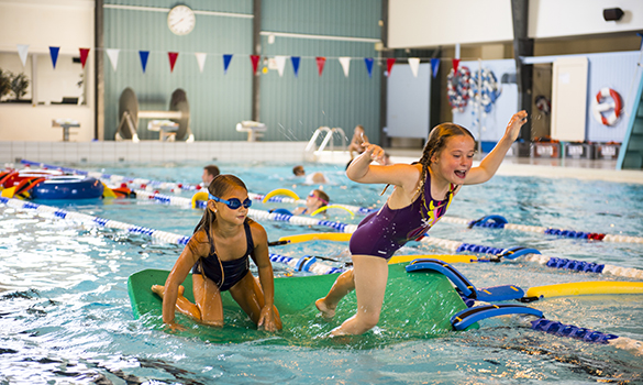 Piger til Aquacamp i svømmehallen. Foto: Kenneth Jensen, Frederikssund Kommune. Piger til Aquacamp i svømmehallen. Foto: Kenneth Jensen, Frederikssund Kommune.